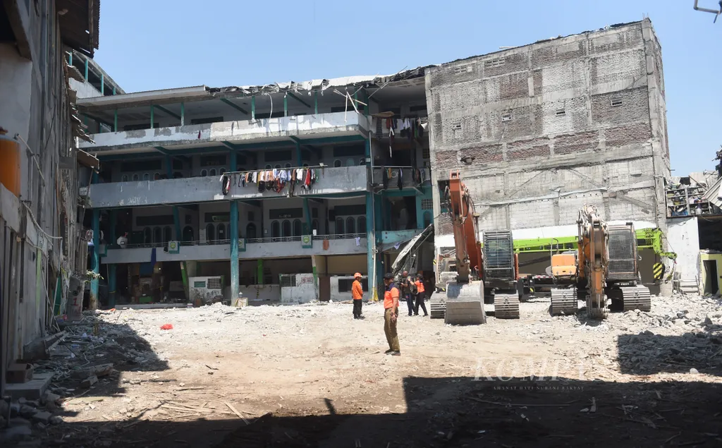 Indonesian Parliament Seeks Accountability Over Sidoarjo Islamic Boarding School Collapse